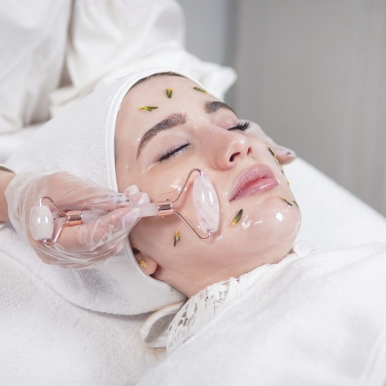 Gesichtsbehandlung mit Maske und Rosenquarz-Roller