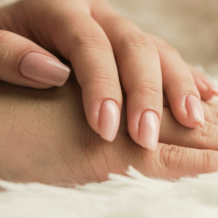 Gepflegte Hände mit nudefarbenem Nagellack