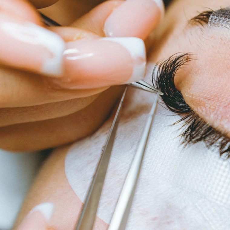 Wimpernverlängerung mit Pinzette, Nahaufnahme